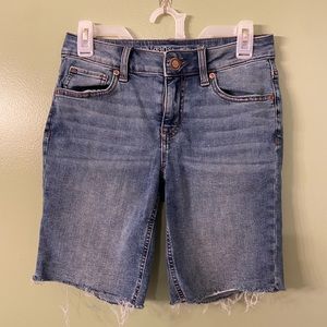 M Jeans by Maurices Mid-Rise Women's Denim Short Jeans Size 2